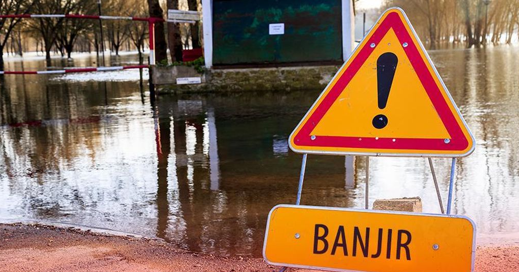 Tragedi di Tengah Banjir: Mobil Terbawa Arus di Serpong Setelah Nekat Terobos Banjir