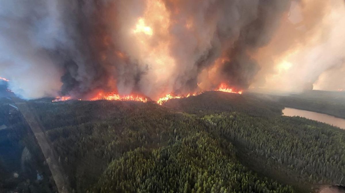 kebakaran-hutan-meluas-di-kanada-ribuan-warga-lari-menyelamatkan-diri